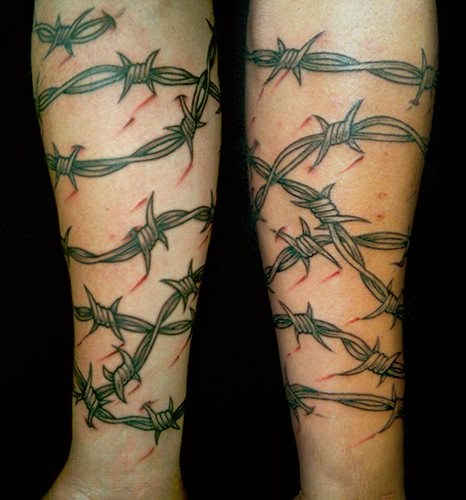 Τατουάζ με συρματόπλεγμα. Σημασία στο πόδι, στον καρπό, στο λαιμό, στο πόδι, με λουλούδια, τριαντάφυλλο, καρδιά, σταυρό