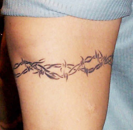 Szögesdrót tetoválás. Jelentése lábon, csuklón, nyakon, lábon, virággal, rózsával, szívvel, kereszttel.