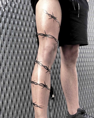Tatuagem em arame farpado. Significado no pé, pulso, pescoço, perna, com flores, rosa, coração, cruz
