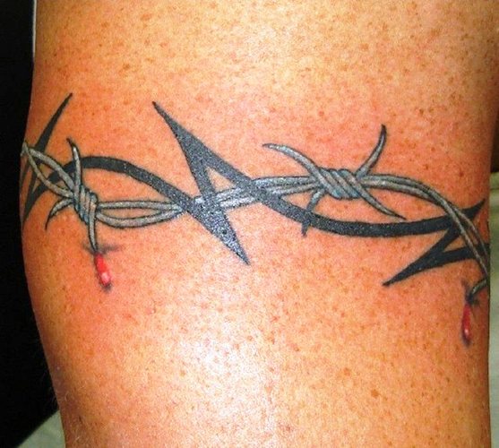 Τατουάζ με συρματόπλεγμα. Σημασία σε πόδι, καρπό, λαιμό, πόδι, με λουλούδια, τριαντάφυλλο, καρδιά, σταυρό