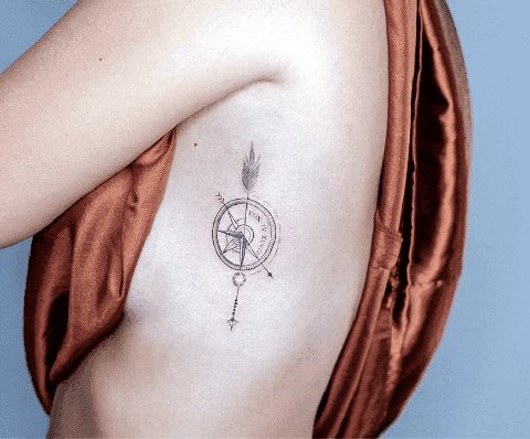 Tetoválás iránytű a lány oldalán
