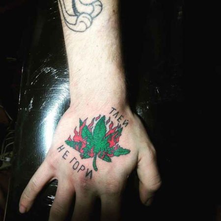 Tatuagem de canábis à mão