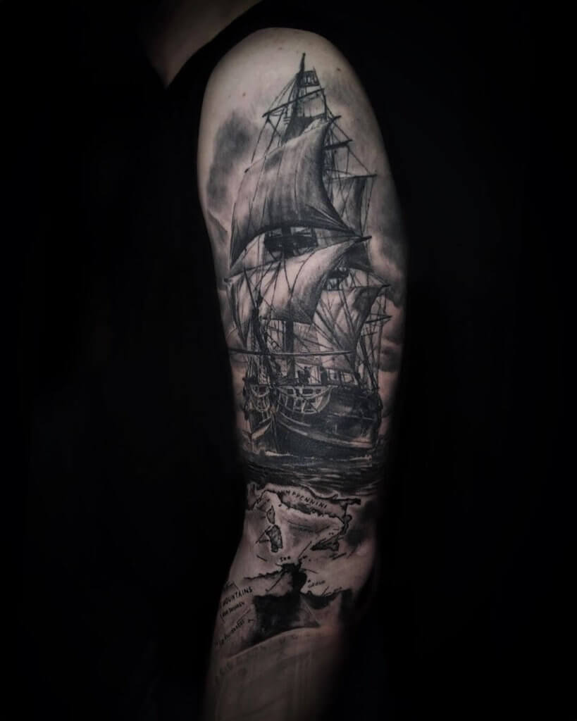 Tetoválás hajó a vállon