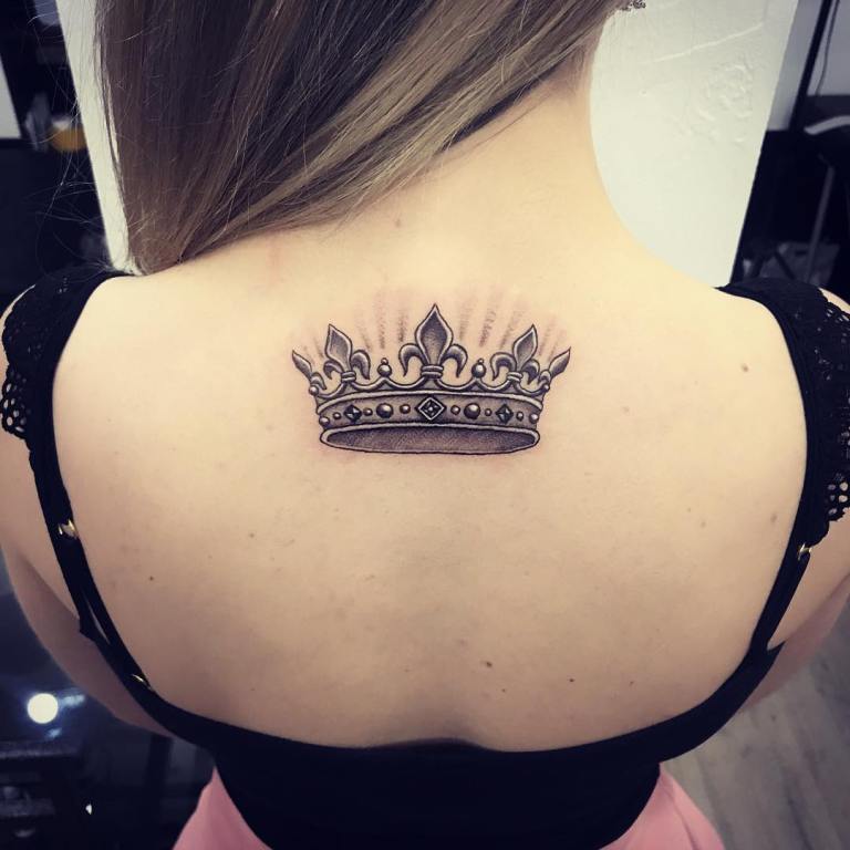 A korona tetoválása a lányok számára