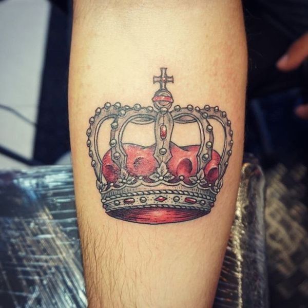 Татуировка на корони и кръст