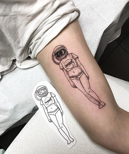 Tatuoi astronautti käsivarteen. Luonnokset, merkitys, valokuva