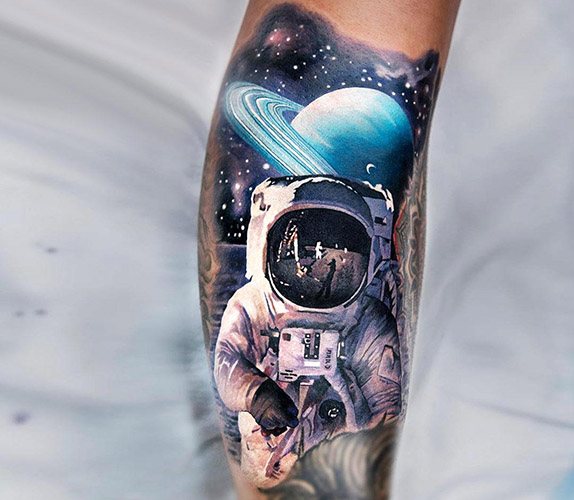 Tatuoi astronautti käsivarteen. Luonnokset, merkitys, valokuvat