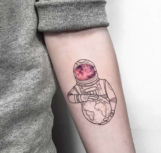 Tetovanie Astronaut na ruke. Náčrty, význam, fotografie