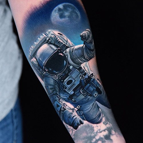 Tatuaj Astronaut pe braț. Schițe, semnificație, fotografii