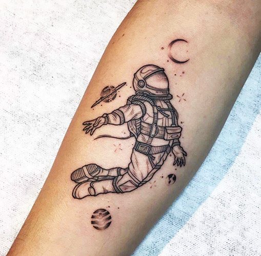 Tatuaggio astronauta sul braccio. Schizzi, significato, foto