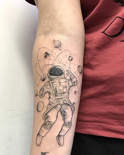 Κάντε τατουάζ Αστροναύτη στο χέρι σας. Σκίτσα, νόημα, φωτογραφίες