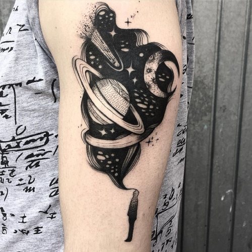 Tatuagem do planeta na mão, antebraço, pé. Os esboços são a preto e branco, minimalistas, geométricos. Foto