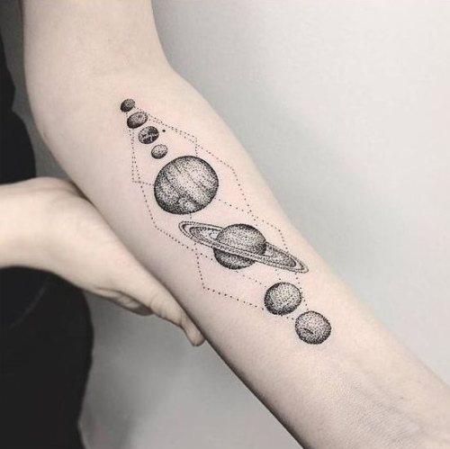 Espaço de tatuagem no braço, antebraço, perna. Esboços a preto e branco, minimalismo, geometria. Foto