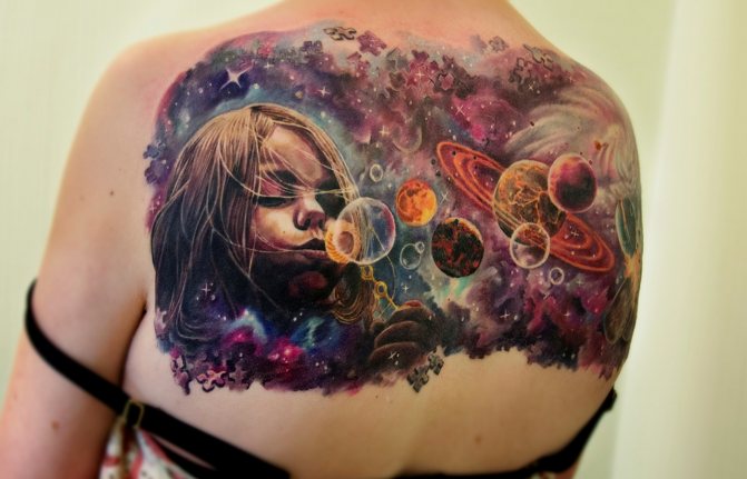 Tatuaj cosmos spate