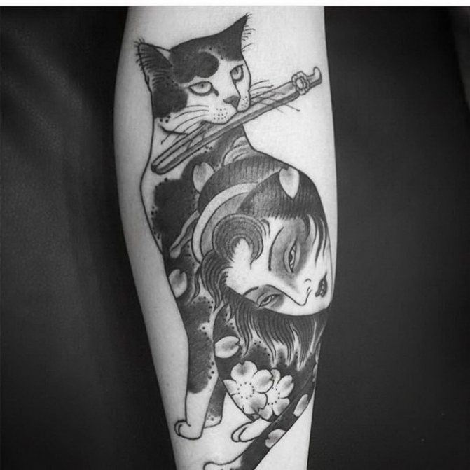 Tetovējums melns un balts kaķis ar meiteni uz apakšdelma