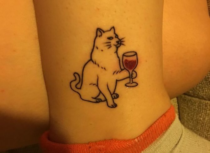 ネコとワインのタトゥー
