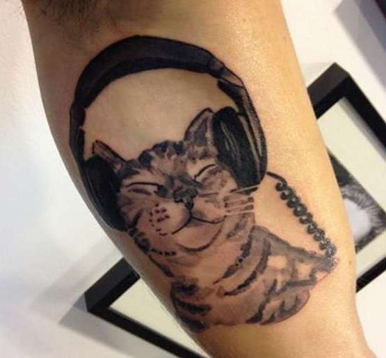 Tatouage de chat avec des écouteurs