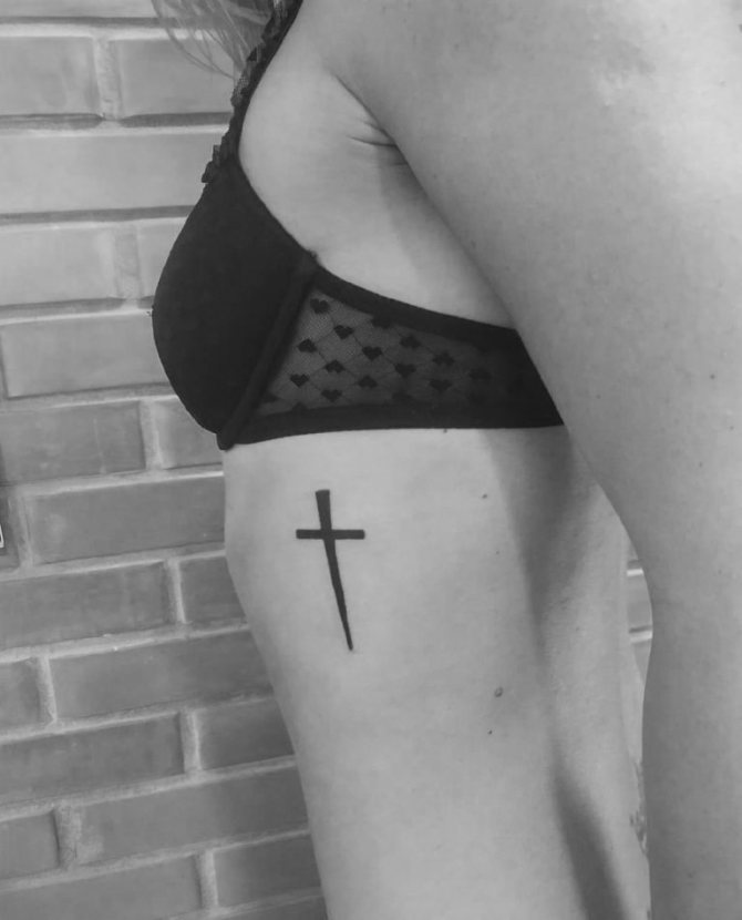 Tatoeage kruis op ribben