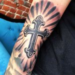 Tatuiruotės kryžius ant rankos