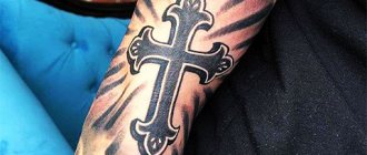 Tetovált kereszt a kezén