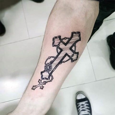 手上的十字架纹身 - 照片