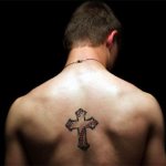 Cruz de tatuagem nas costas