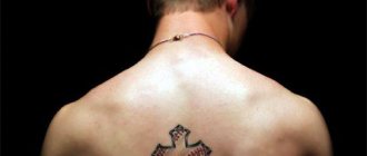 背中の十字架のタトゥー
