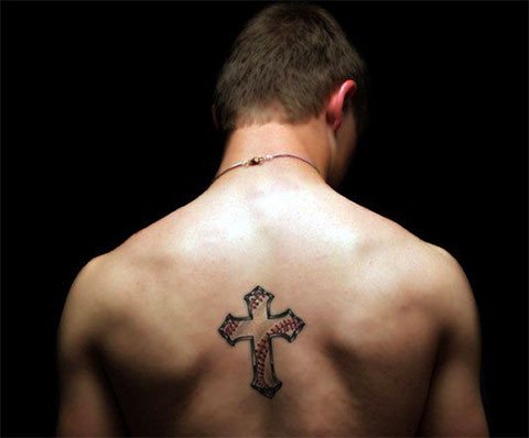 背中に十字架のタトゥー