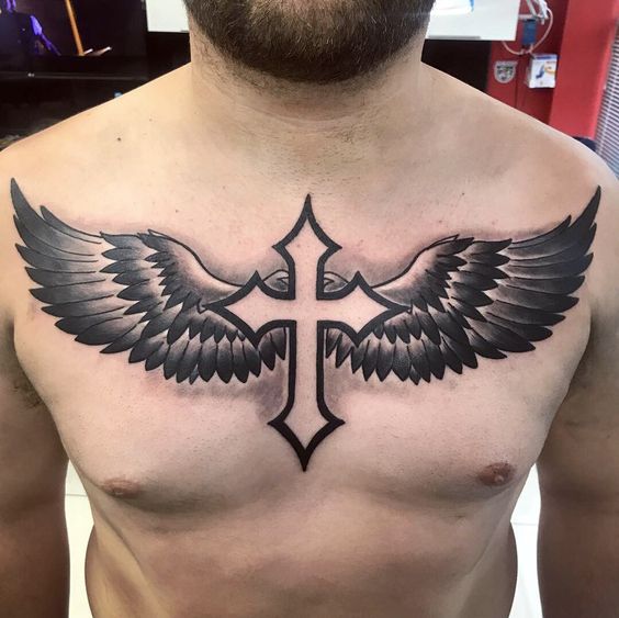 kryžiaus tatuiruotė su sparnais ant krūtinės vyrams