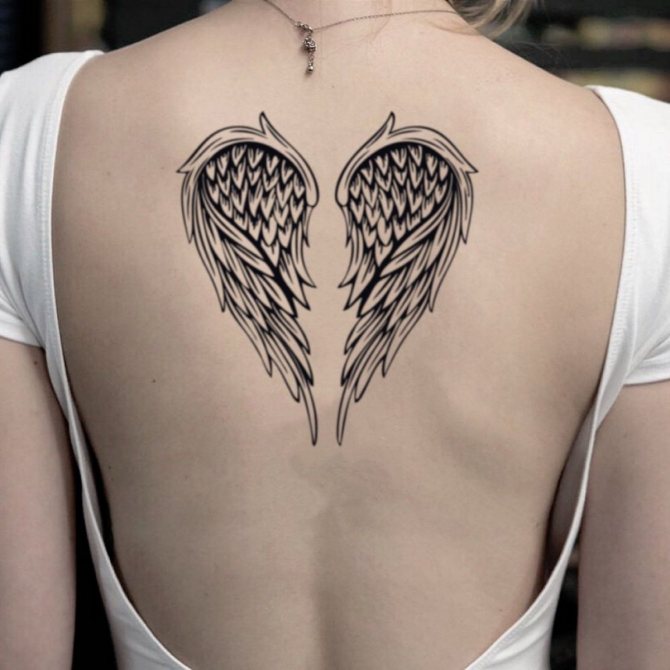 Asas de anjo tatuado