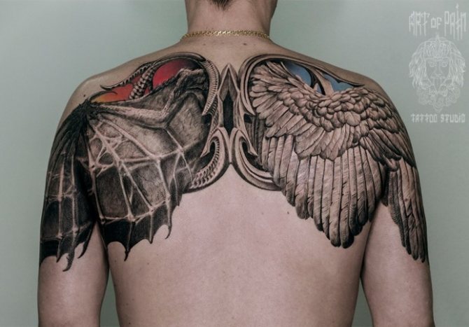Tatuagem das asas como um símbolo de independência
