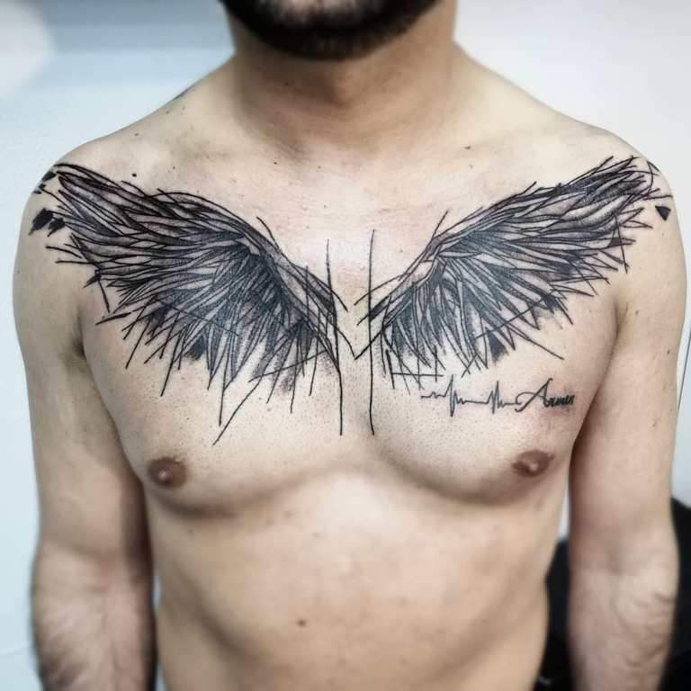 胸に翼のタトゥー