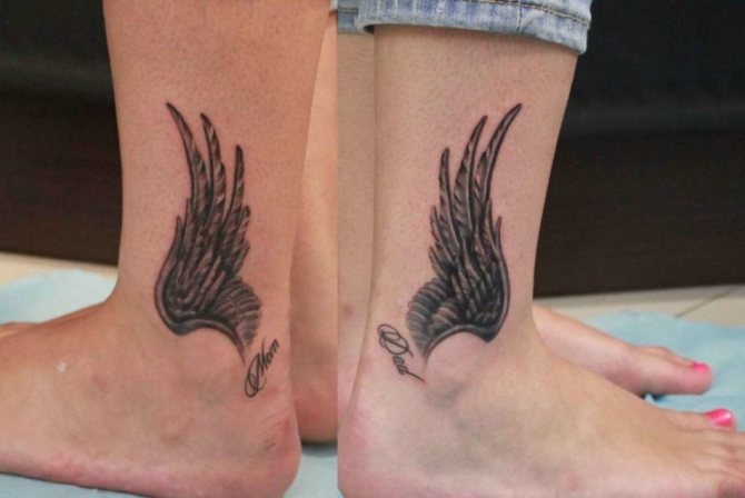 Ali del tatuaggio sulle caviglie