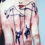 Μαριονετοπαίχτης τατουάζ και μαριονέτες στο πινέλο