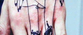 Tatuaj păpușar și marionete pe încheietura mâinii