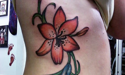 Tetovanie lekna na jej boku