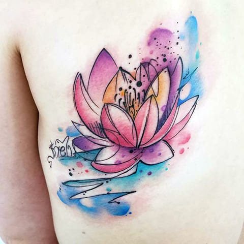 Tatuaż z lilią wodną na łopatce