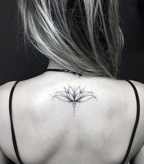 Tatuiruotė vandens lelija ant mergaitės nugaros