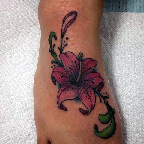 Tetovējums ūdens lilija kājām