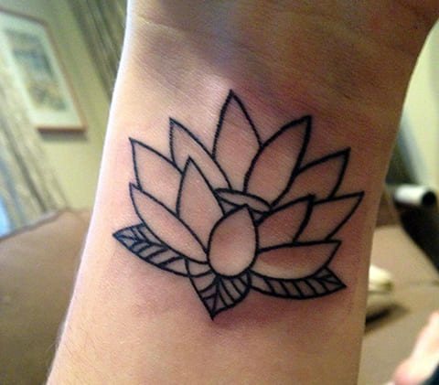 Татуировка с водна лилия на китката