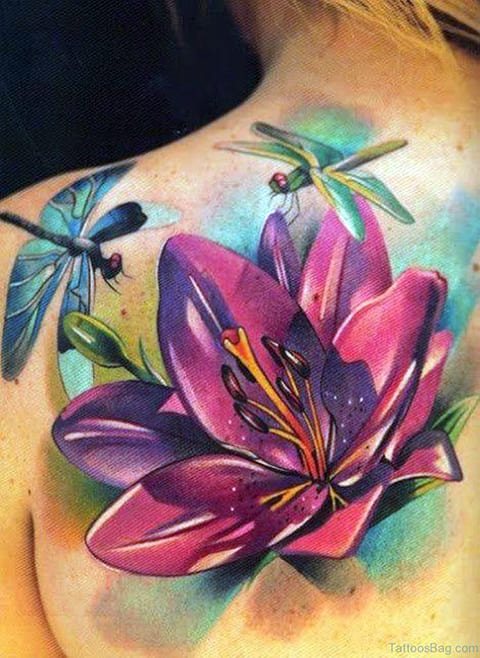 Akvarell vízililiom tetoválás szitakötőkkel a lány hátán