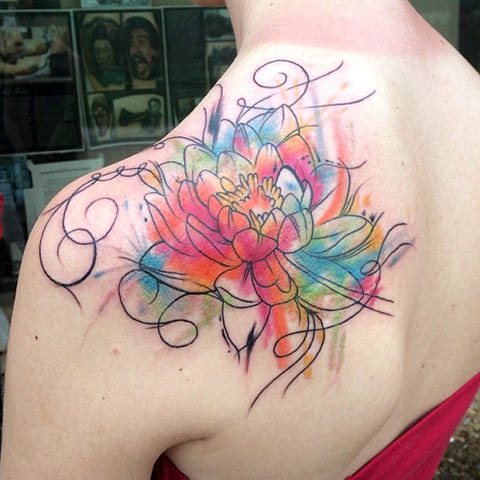 Waterlelie tatoeage op het schouderblad