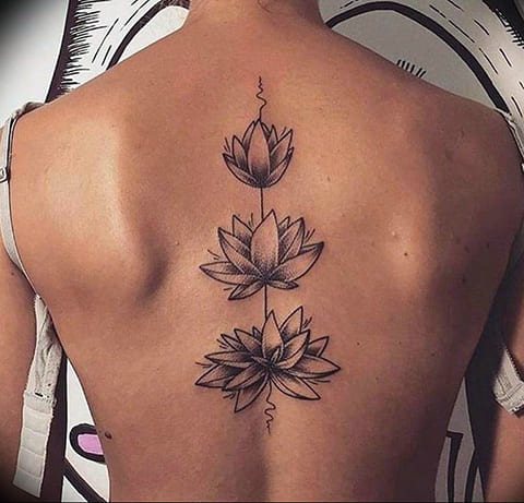 Tattoo vand lilje på ryggen