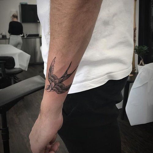 Tattoo swallow på underarm