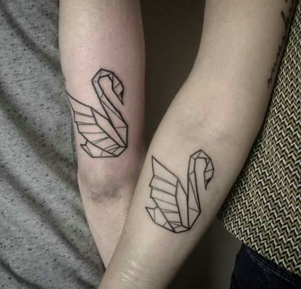 Tatuaggio dei cigni come ornamento bello e simbolico