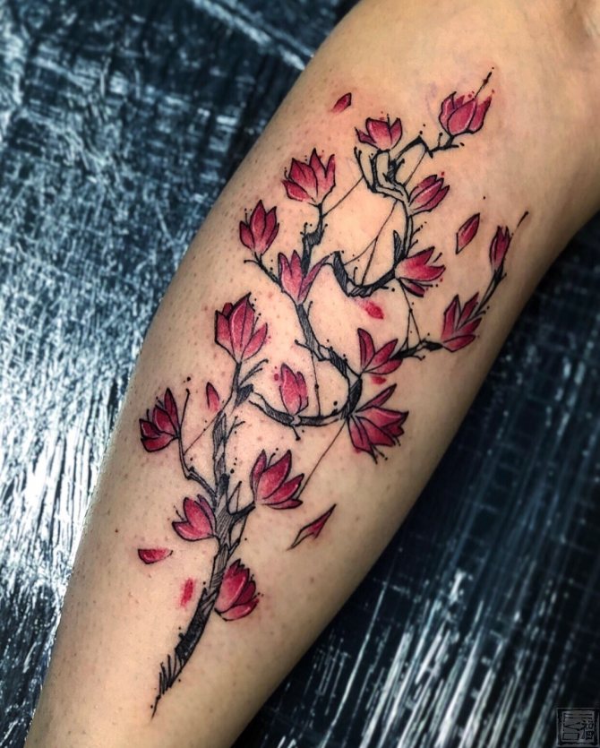 Tatovering af kirsebærblade på benet