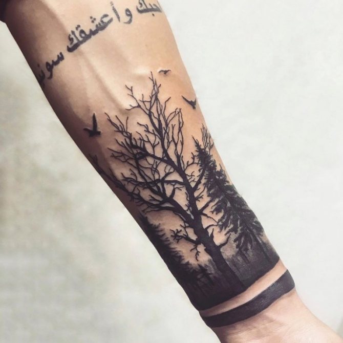 tatuaggio foresta sul polso