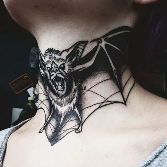 pipistrello nero tatuaggio sul collo