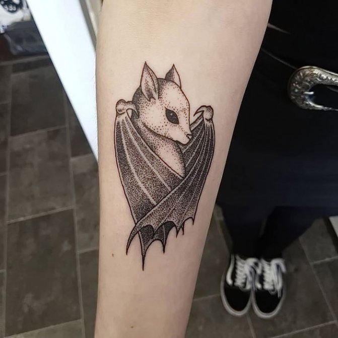 tatuaggio a punti di pipistrello sull'avambraccio