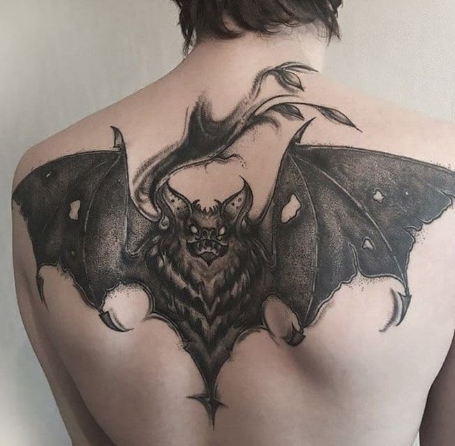 Šikšnosparnių tatuiruotė hiperrealizmo stiliumi